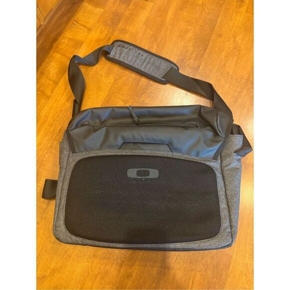 Oakley laptop bag - Picture 1 of 5